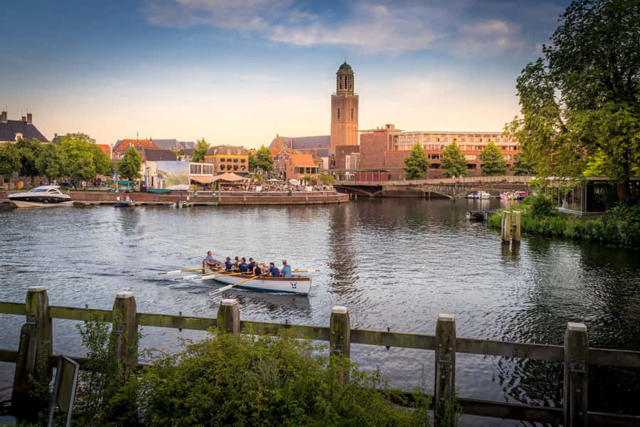 Zwolle Stadssilhuett med Roddlag på Flod
