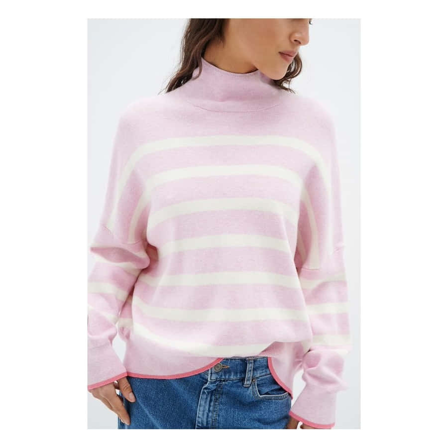 Sfoggiaun look alla moda e mantieniti caldo con questo maglione viola a collo alto di tartaruga.