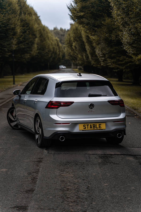 2021Silver Golf GTI bakre vy: Detta skulle översättas som "2021 Silver Golf GTI Bakvy" på svenska. Denna fras skulle beskriva en tapet eller bakgrundsbild av en silverfärgad Volkswagen Golf GTI, tagen från baksidan. Det skulle vara ett lämpligt val för en person som äger eller beundrar denna specifika bil och skulle vilja ha den som sin telefon- eller datorskärm.