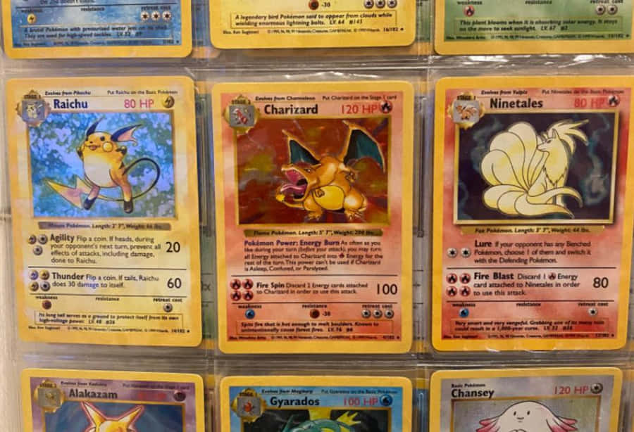 Charizard, en ikonisk pokemon fra den meget populære spilserie, antænder et brændende spor på denne levende tapet.
