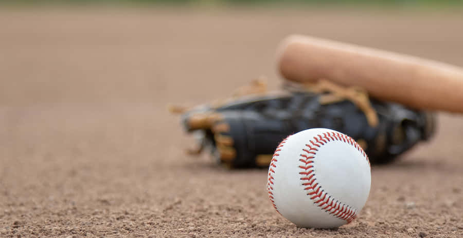 Baseball-Ausrüstung auf dem Feld.jpg
