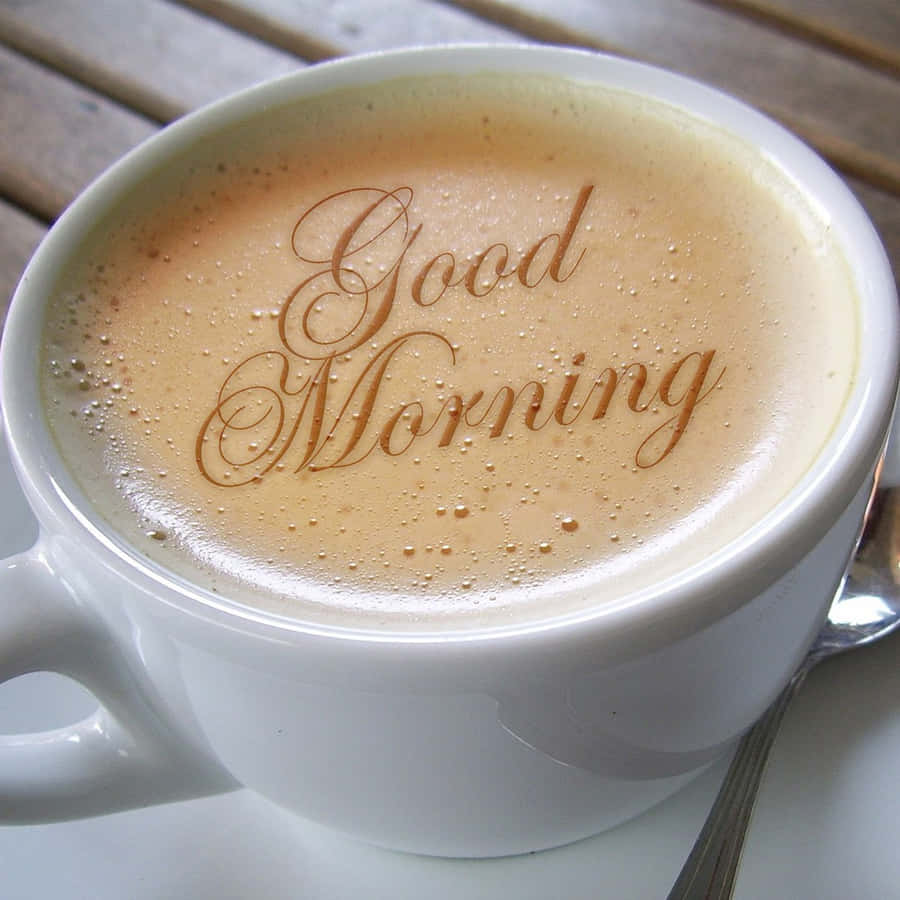 Startedeinen Tag mit einer Tasse frisch gebrühtem Kaffee.