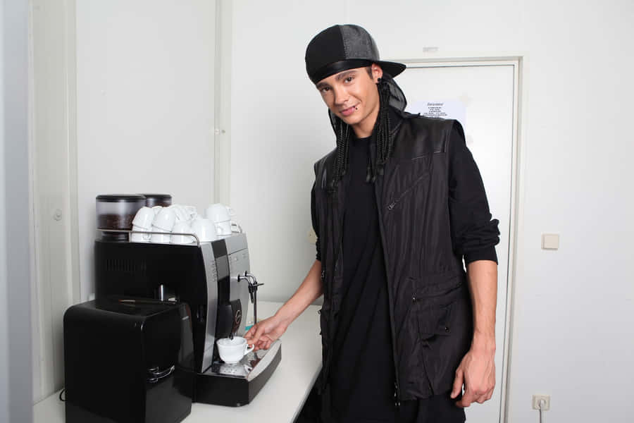 Homem Fazendo Café nos Bastidores