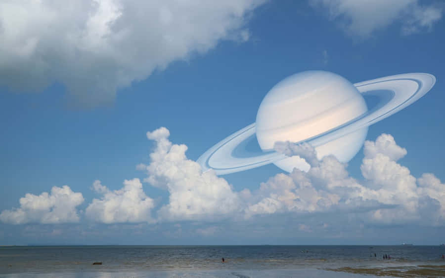 Saturnam Himmel mit Wolken