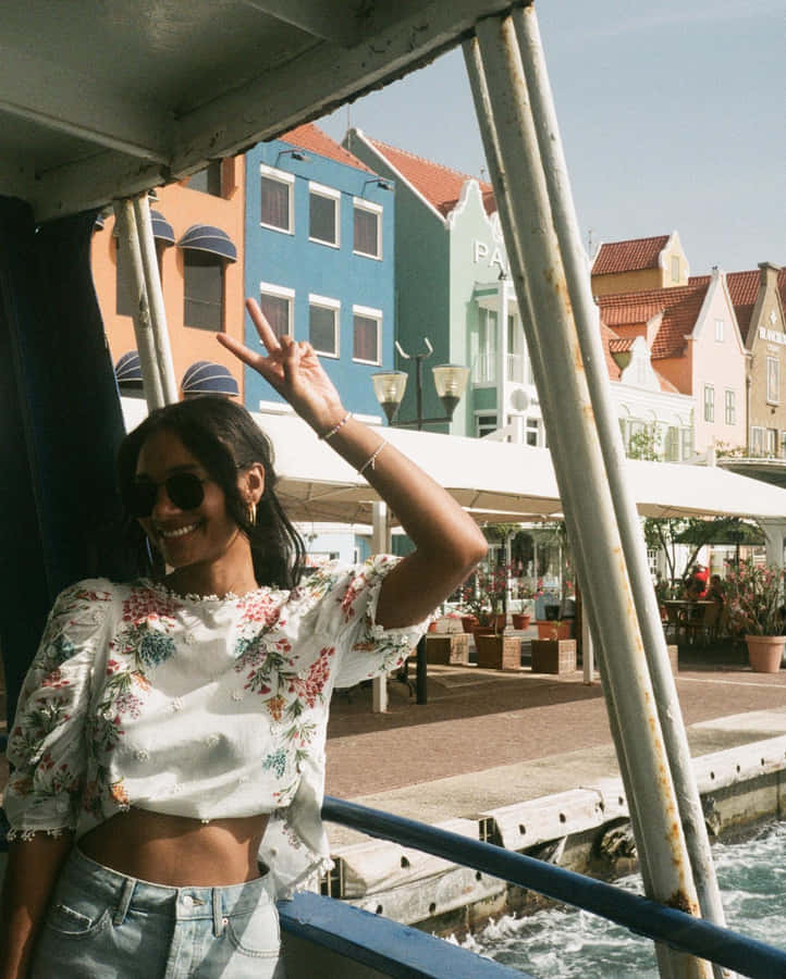 Donna con Segno di Pace nel Porto di Curacao