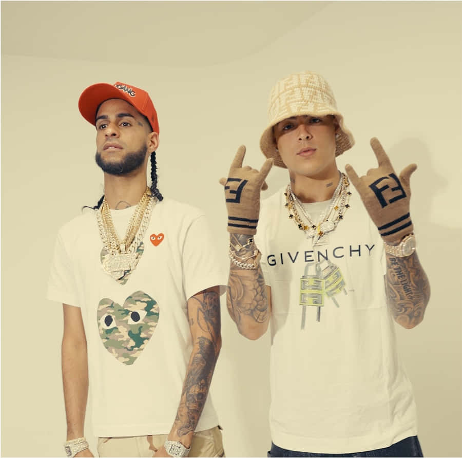 Hip-Hop-Duo posiert mit Handzeichen