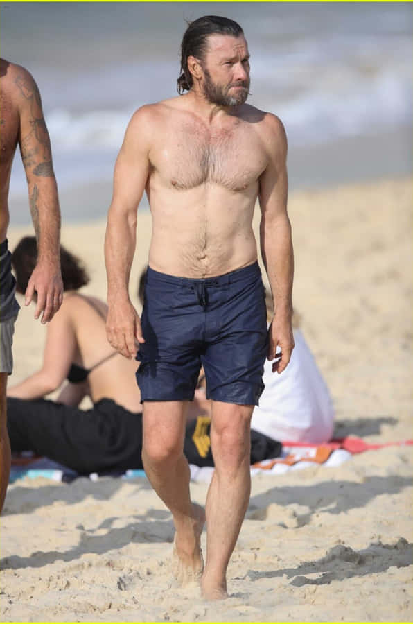 Mann Geht Am Strand