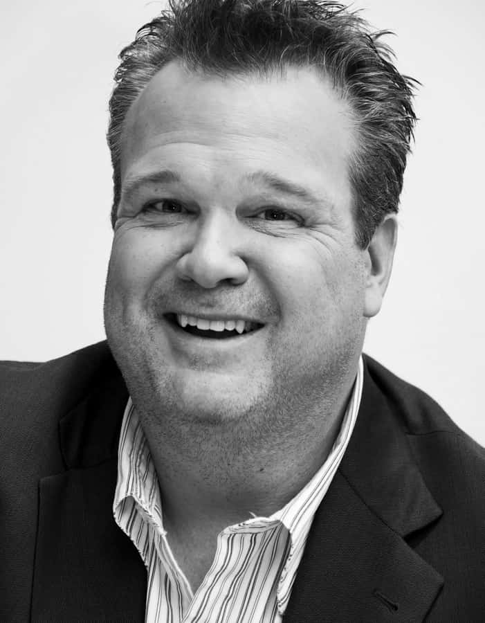 I'msorry, but "Eric Stonestreet" is not a sentence. It is a proper noun, which refers to an actor known for his role in the TV series "Modern Family". If you could provide me with a full sentence or a context for your request, I will do my best to translate it for you.