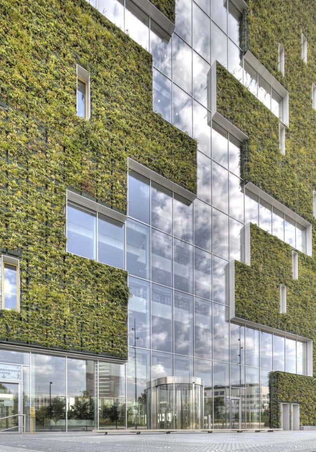Modernoedificio verde che svetta nella natura