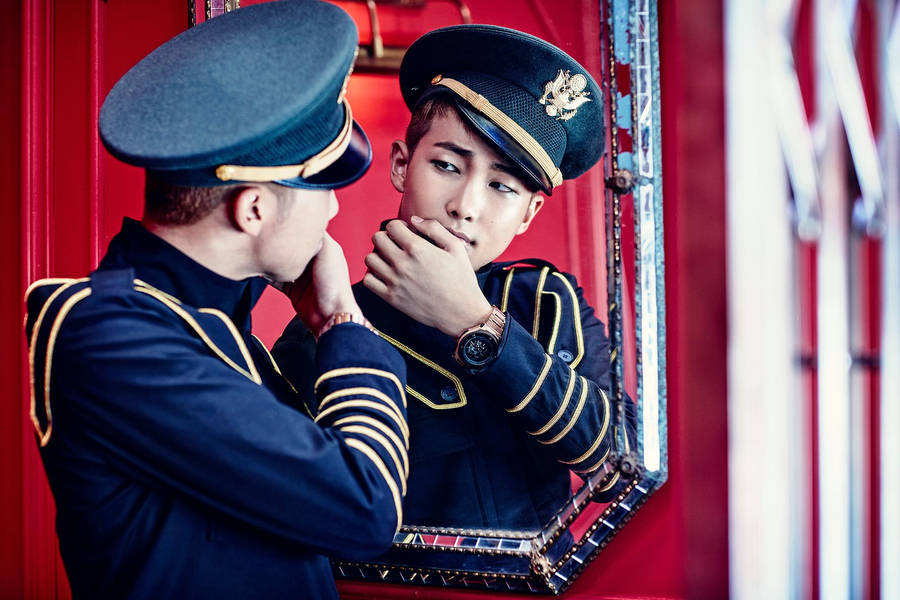 RmBts Dope Single skulle kunna översättas till "Rm Bts Dope Singel", men detta säger egentligen ingenting om en dator- eller mobilskärmsbakgrund. För att ta hänsyn till kontexten av en bakgrundsbild skulle en möjlig översättning kunna vara "Rm Bts Dope singel som bakgrundsbild".
