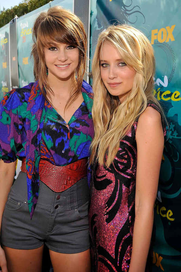 Megan Park e Amiga em Evento