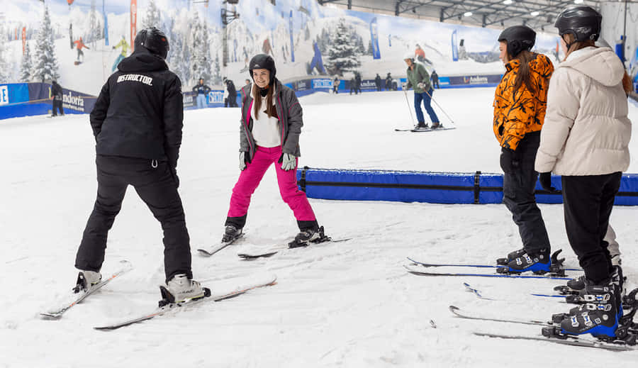 Goditila fresca neve che le piste offrono durante una vacanza sugli sci.
