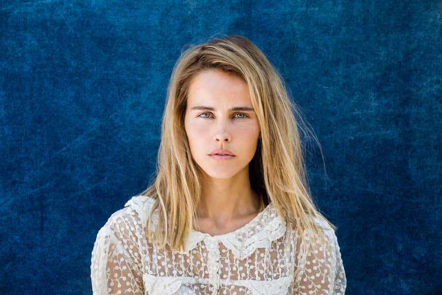 Isabel Lucas Stupenda a un Servizio Fotografico