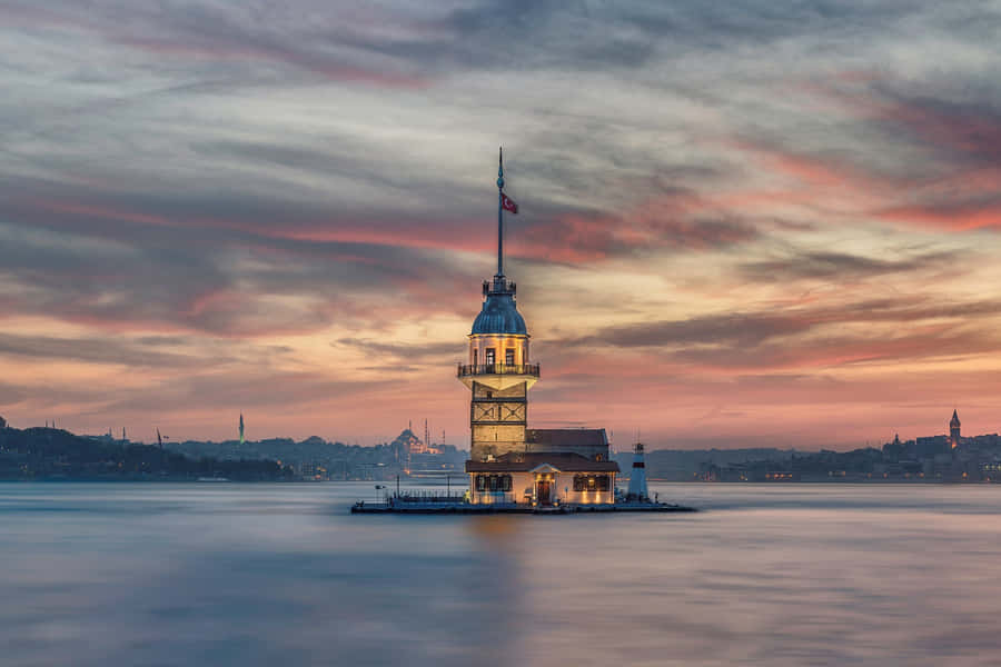 Bildunterschrift: Spektakulärer Sonnenuntergang am Jungfrauenturm
