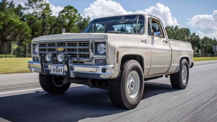 Vintage Chevrolet Quadratkörper Truck auf der Straße