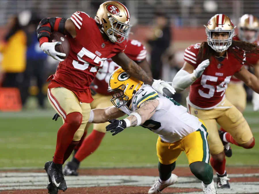 Dre Greenlaw Evitando Tackle Durante o Jogo