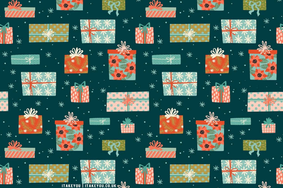 Weihnachtsstimmungzur Schau gestellt mit ästhetischem Weihnachtslaptop