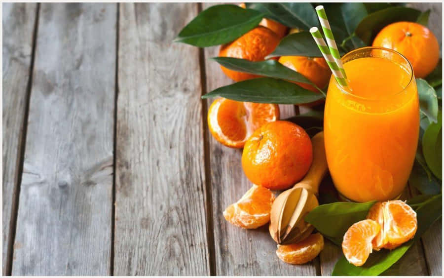 Saftmit Orangenfrüchten und Blättern