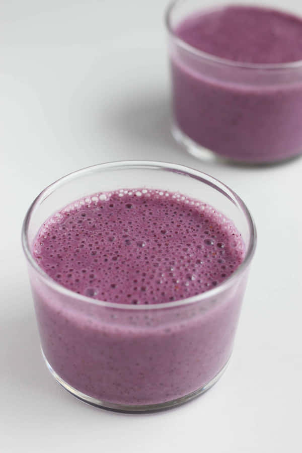 GenießenSie einen gesunden und köstlichen Blaubeer-Smoothie.