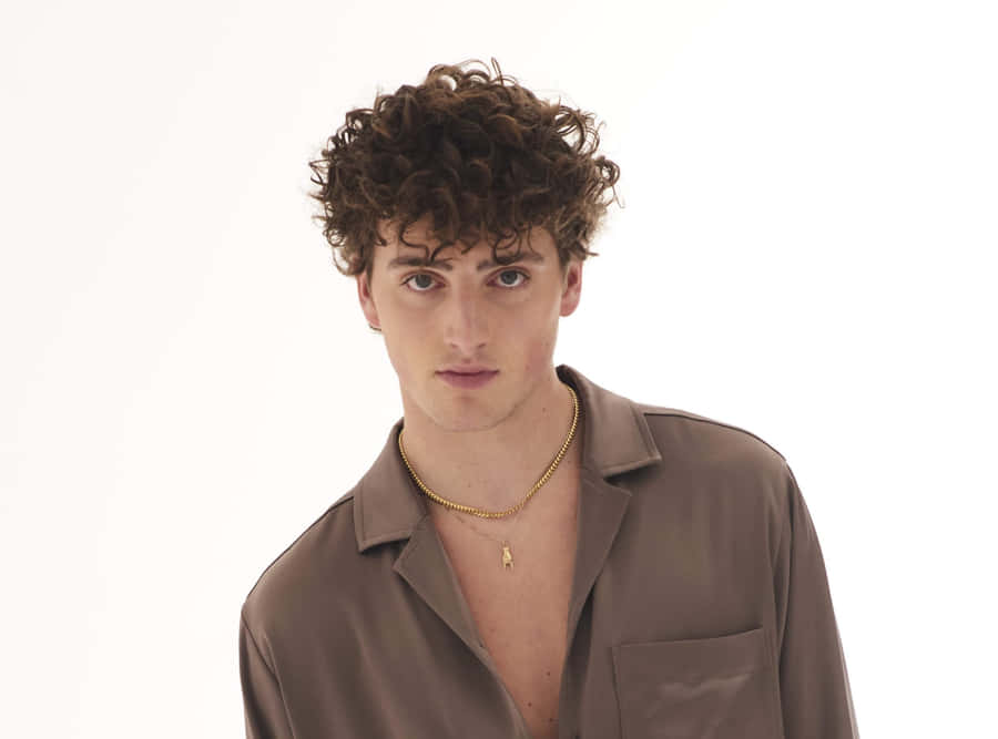 Uomo dai Capelli Ricci in Camicia Marrone