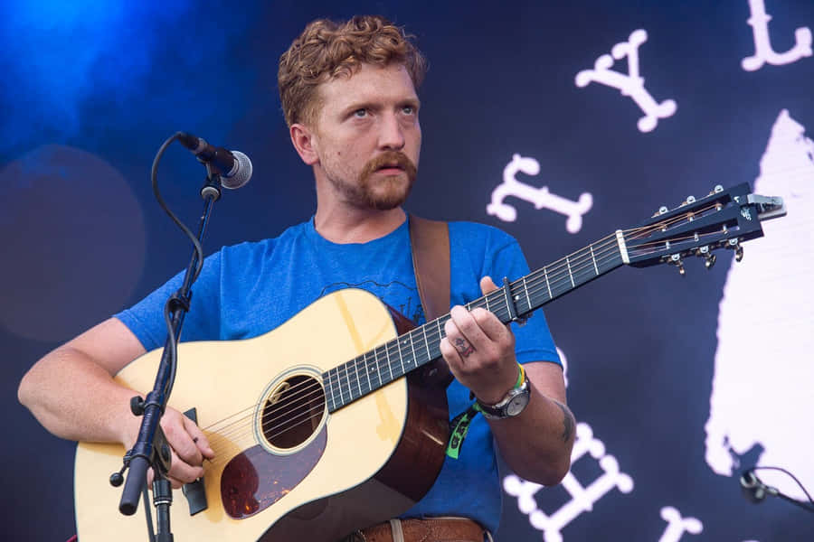 Musiker spielt live mit Gitarre