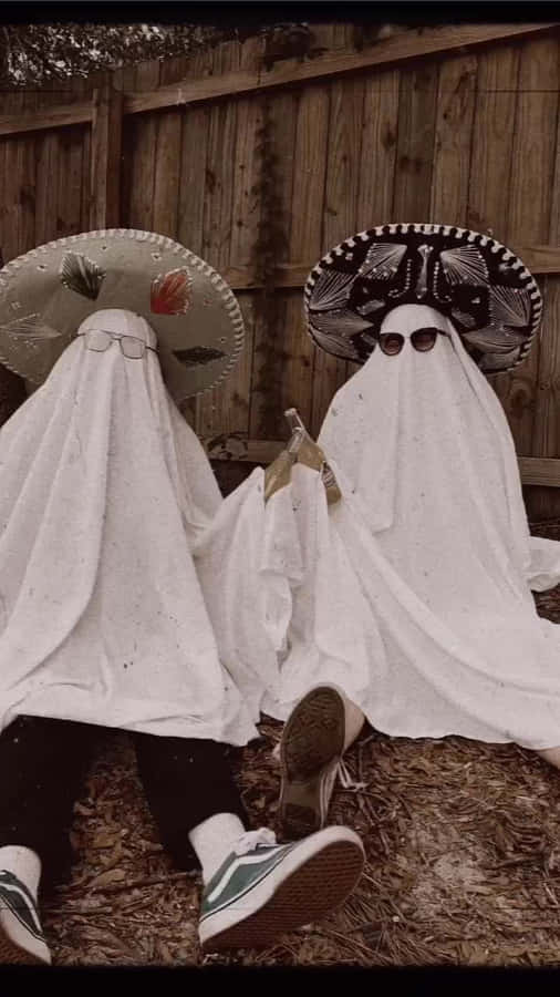 Estética Vintage de Fantasmas em Festa