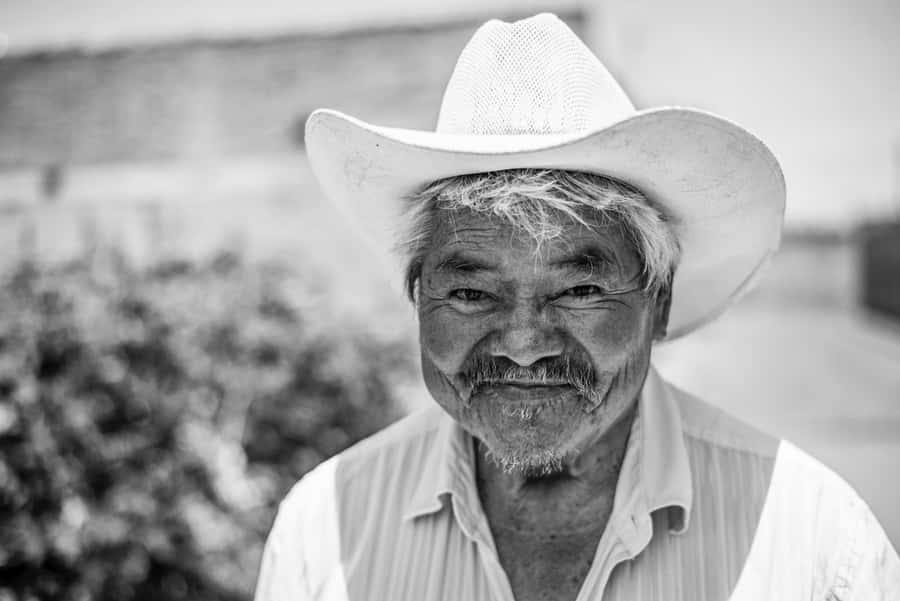 Homemmaduro vestindo um chapéu de cowboy.