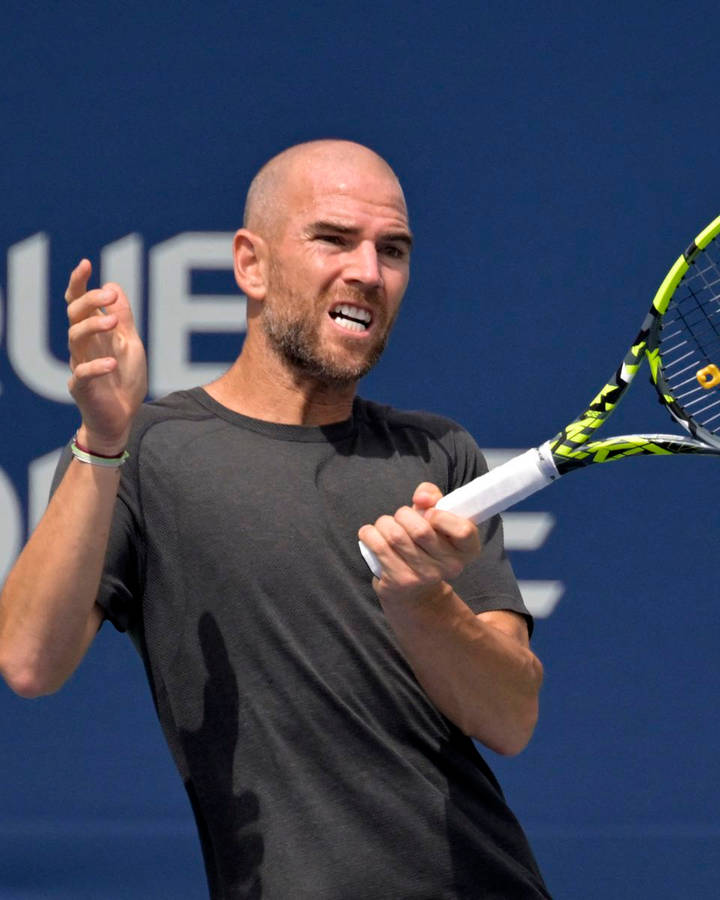 EinMann, der einen Tennisschläger hält.