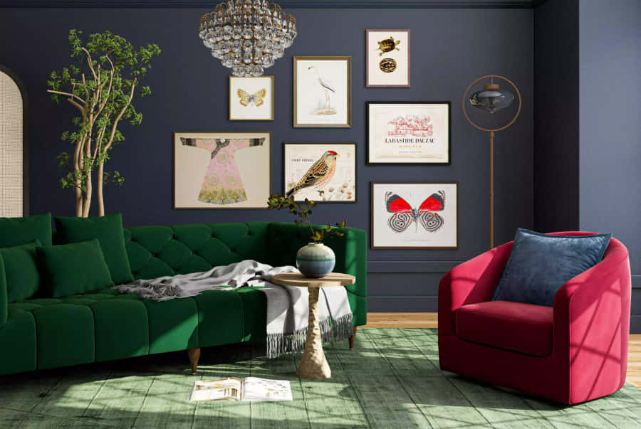 EinWohnzimmer mit einem grünen Sofa und gerahmten Bildern