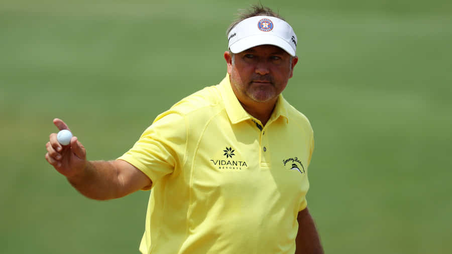 KenDuke visar upp en golfboll.