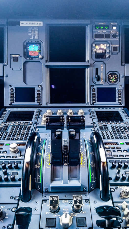 Cockpit eines modernen Flugzeugs mit Schubhebel und Instrumententafel