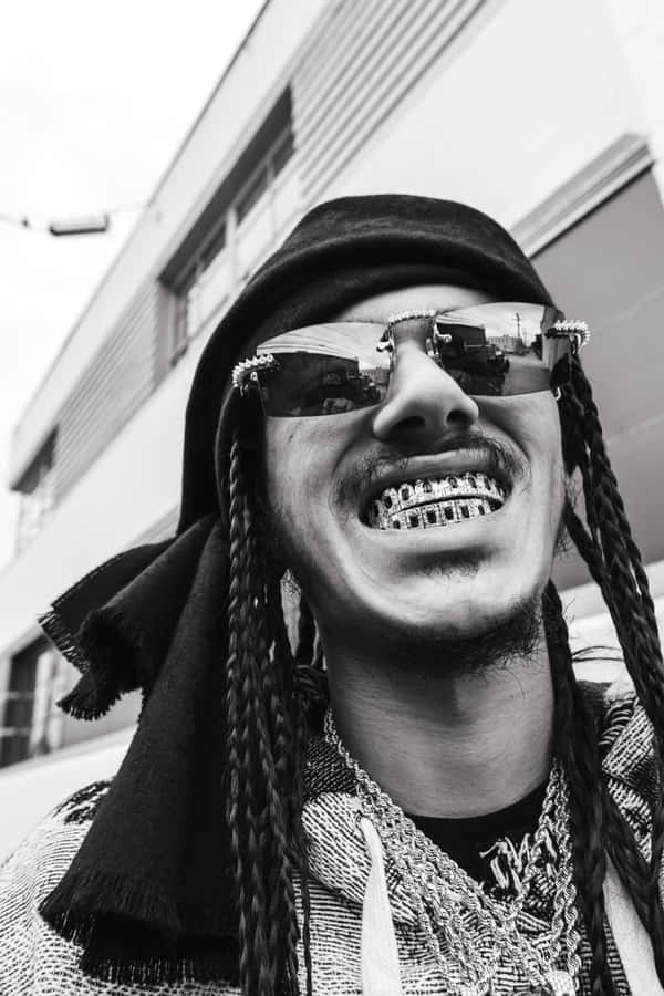 Uomo Sorridente con Grillz e Occhiali da Sole