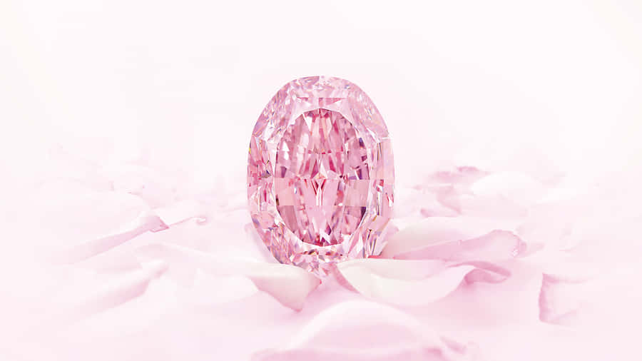 Enstrålende pink diamant mod en blå baggrund.
