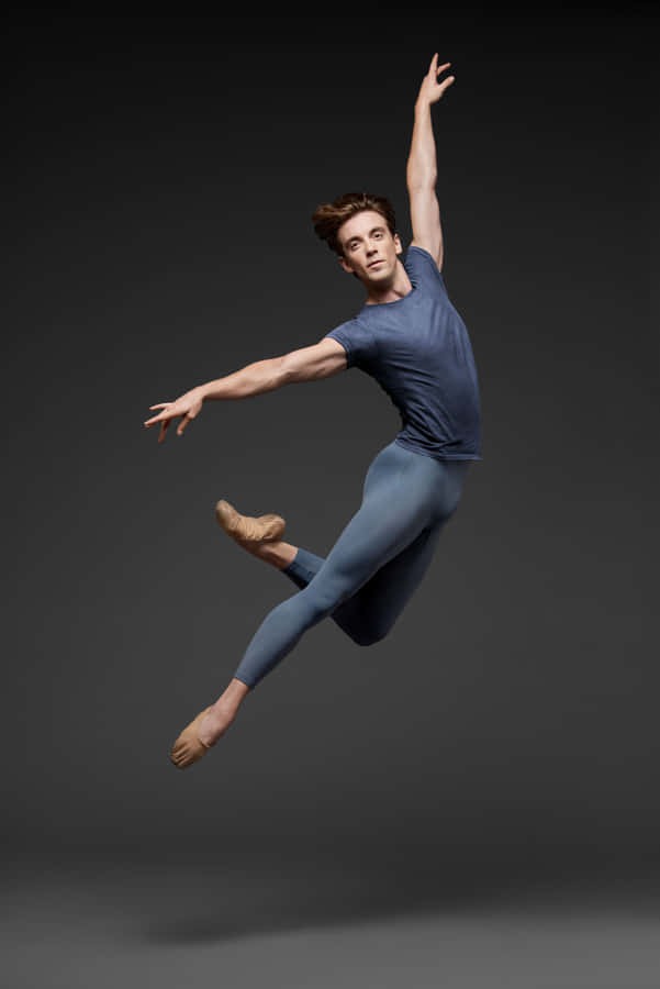 Billedetaf en mandlig balletdanser i spring.