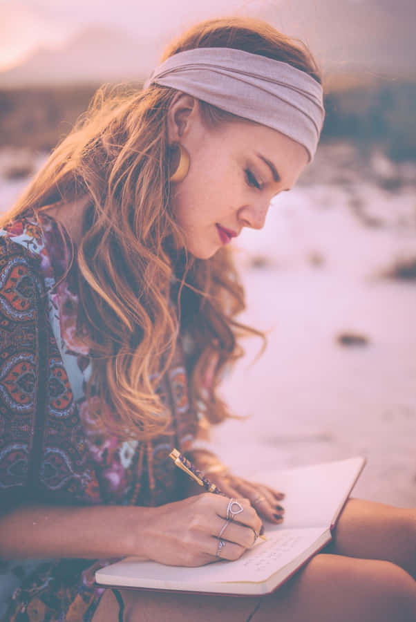 Donna boho hippie che scrive un diario