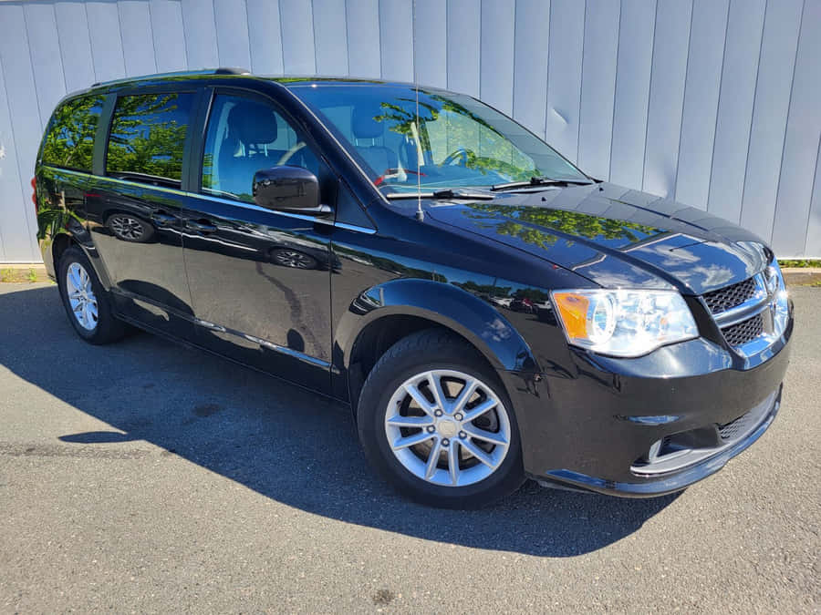 Dodge Grand Caravan Nera Parcheggiata