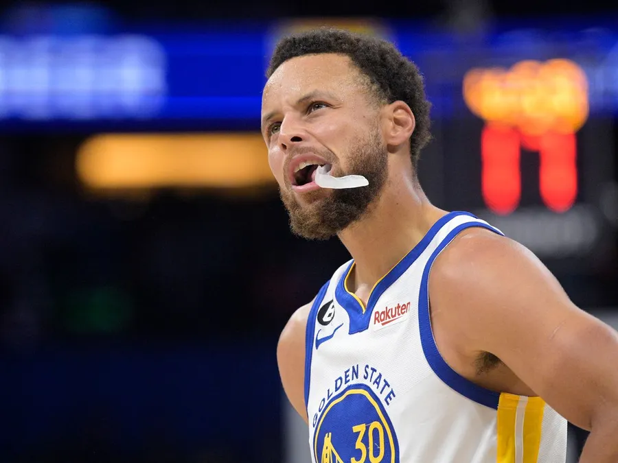 Steph Curry chewing his basketball mouthguard