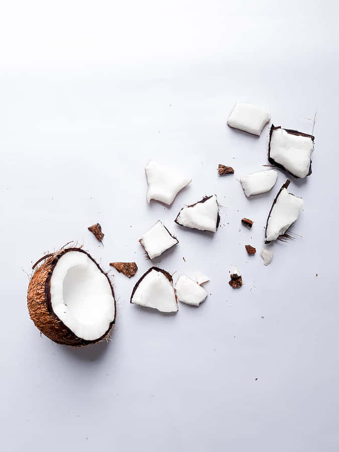 Metades e Pedaços de Coco em Fundo Branco