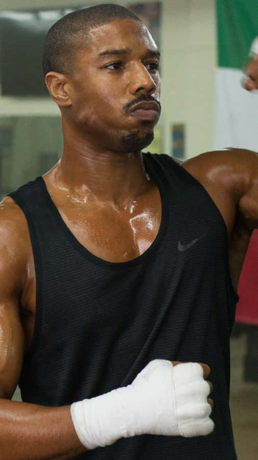 Fokussierter Boxer im Trainingsstudio