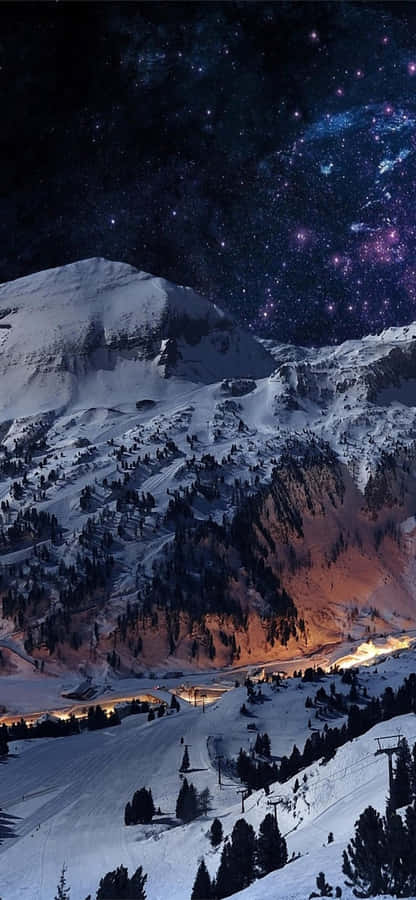 Notte Stellata sulla Vetta di una Montagna Innevata