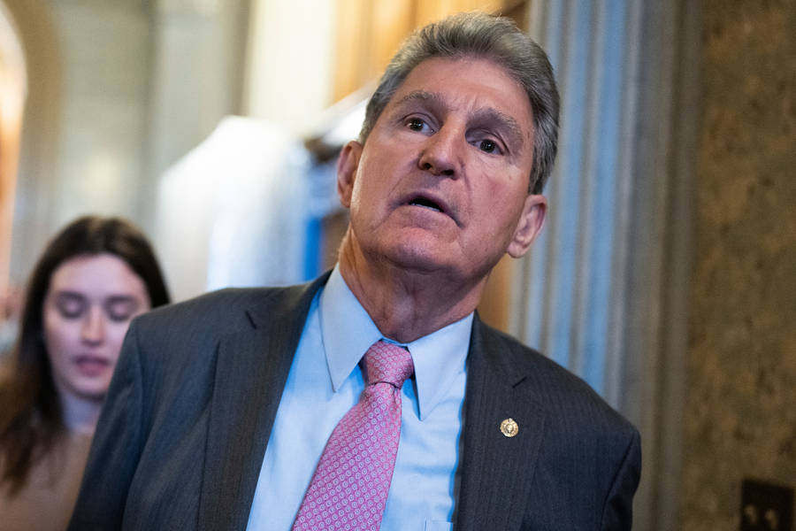 JoeManchin andando na ponta dos pés