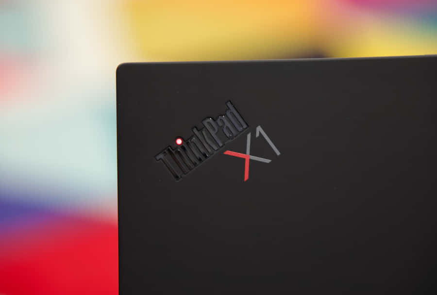 Close-up do Logo Think Pad Fundo Colorido