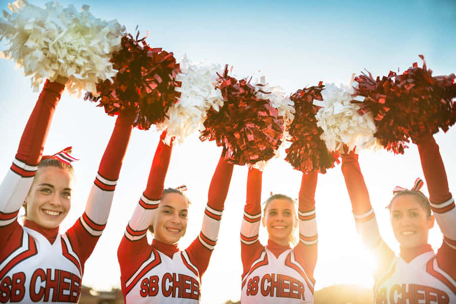 Cheerleaders Iluminadas Levantando Pompons