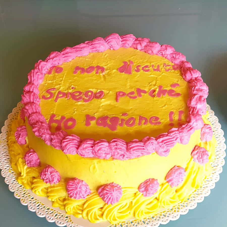 Imagemde bolo feio rosa e amarelo.