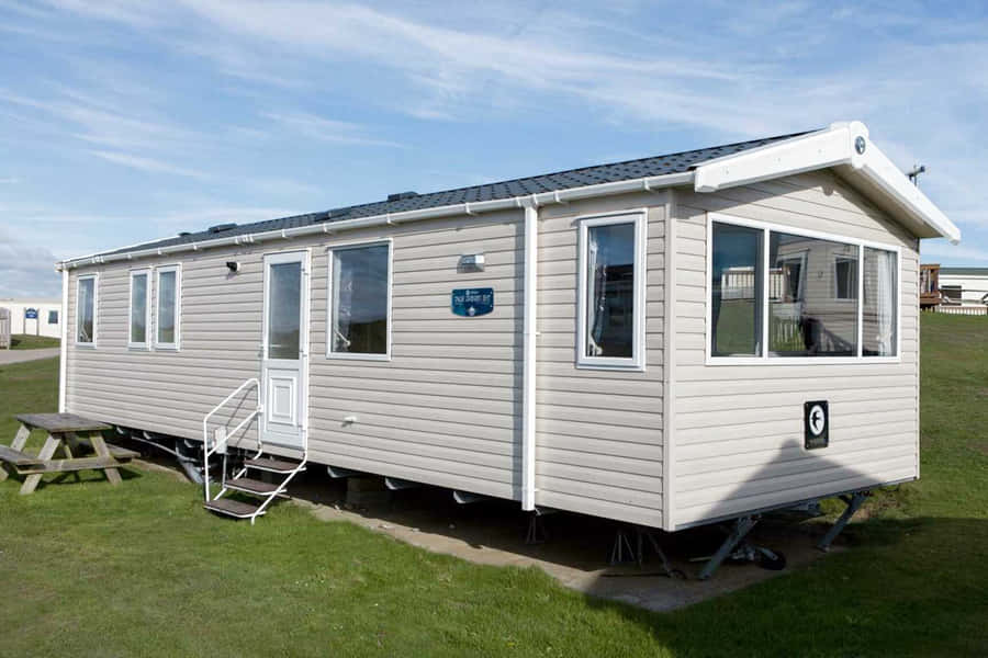Einmobiles Zuhause auf einer grasbewachsenen Wiese