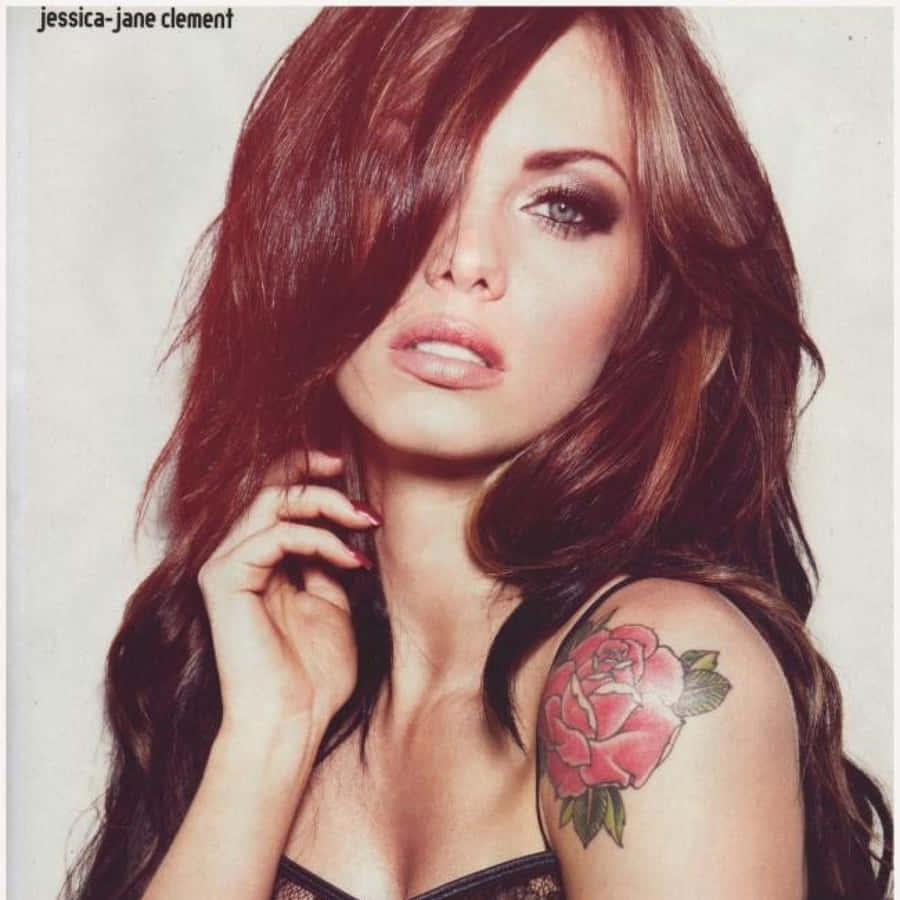 Jessica Jane Clement mit Rosentattoo