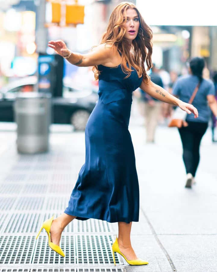 Mulher Elegante em Vestido Azul e Saltos Amarelos