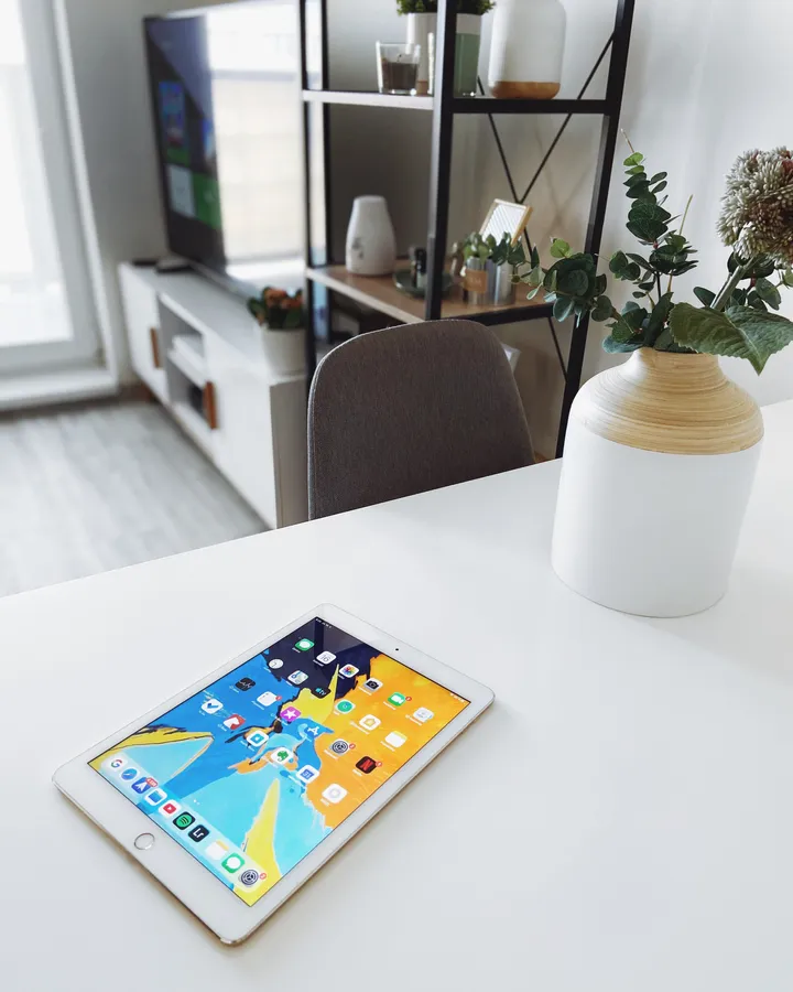 4K Ipad White Table