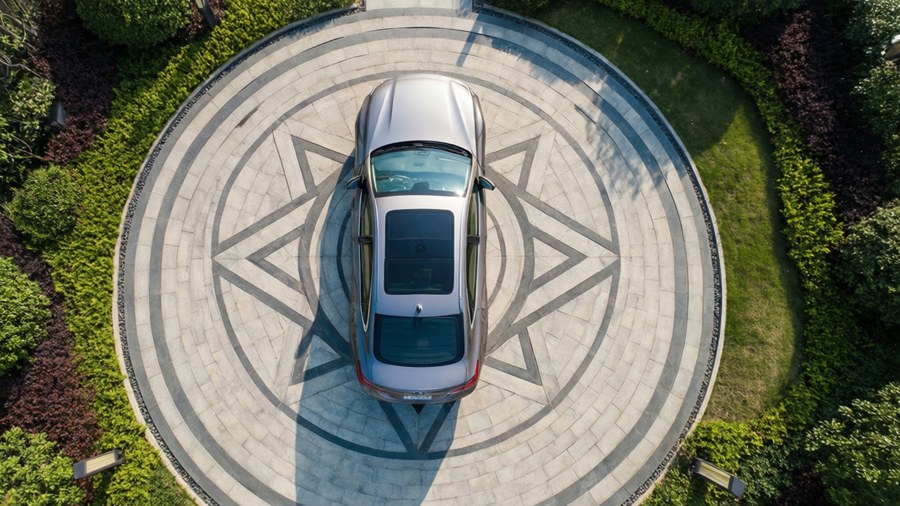 Draufsicht des Geely Preface in einer geometrischen Einfahrt.