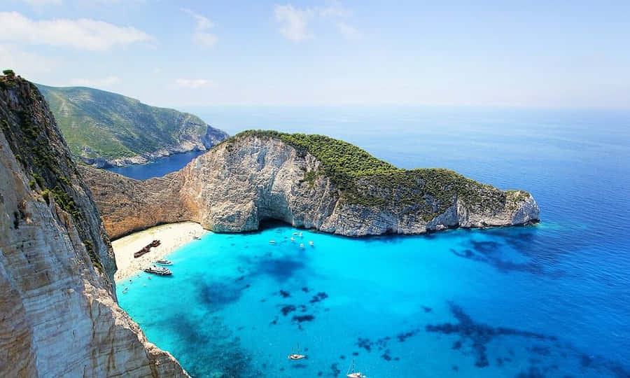 Unavista incredibile di una baia turchese cristallina su un'isola greca da sogno.